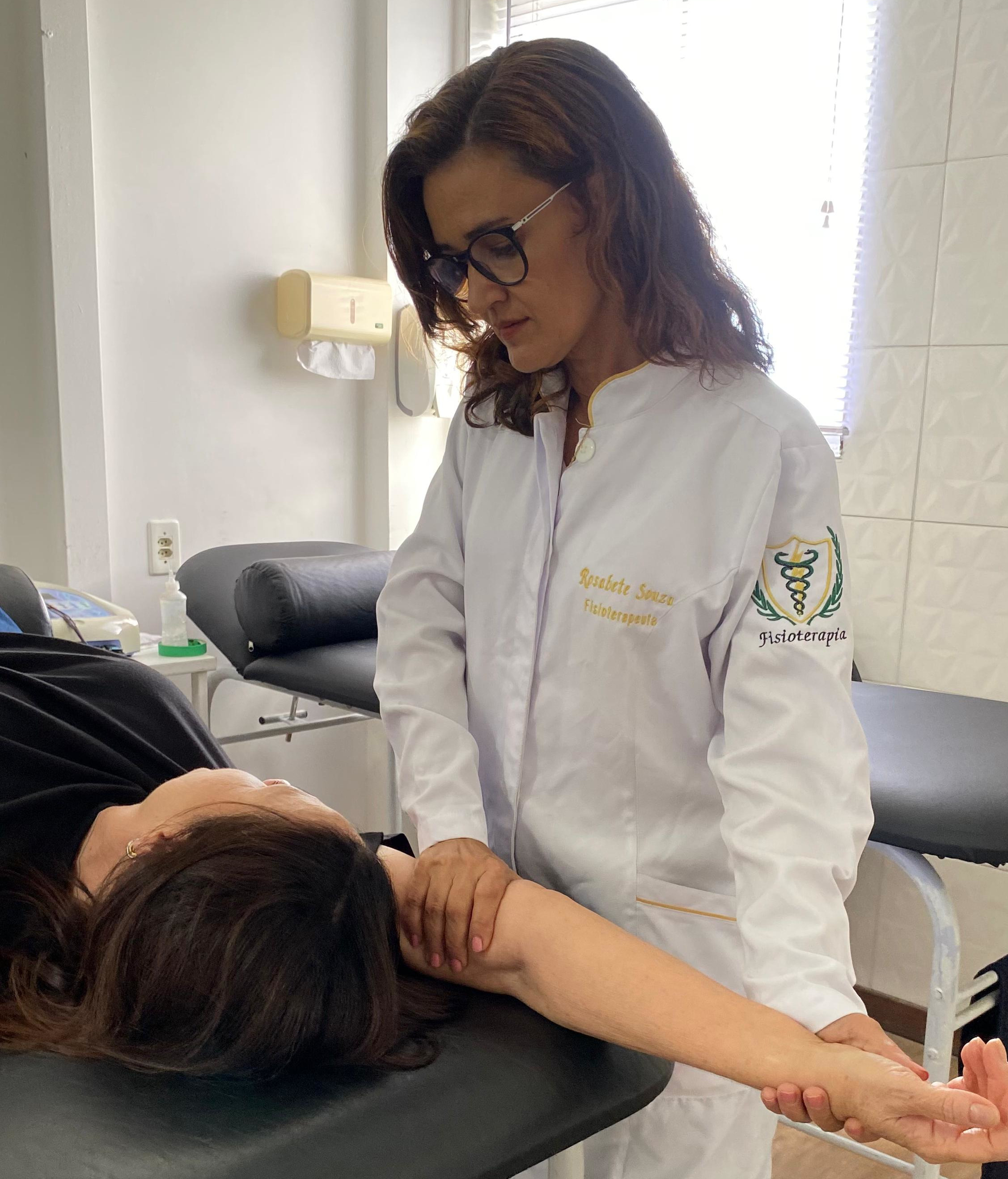 Sessão de fisioterapia com paciente na clínica